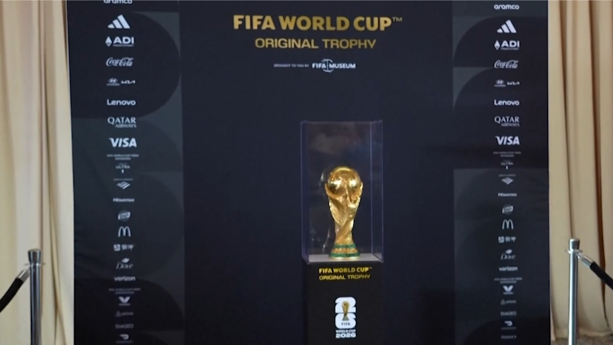 Hàng nghìn CĐV xếp hàng chiêm ngưỡng cúp vàng World Cup