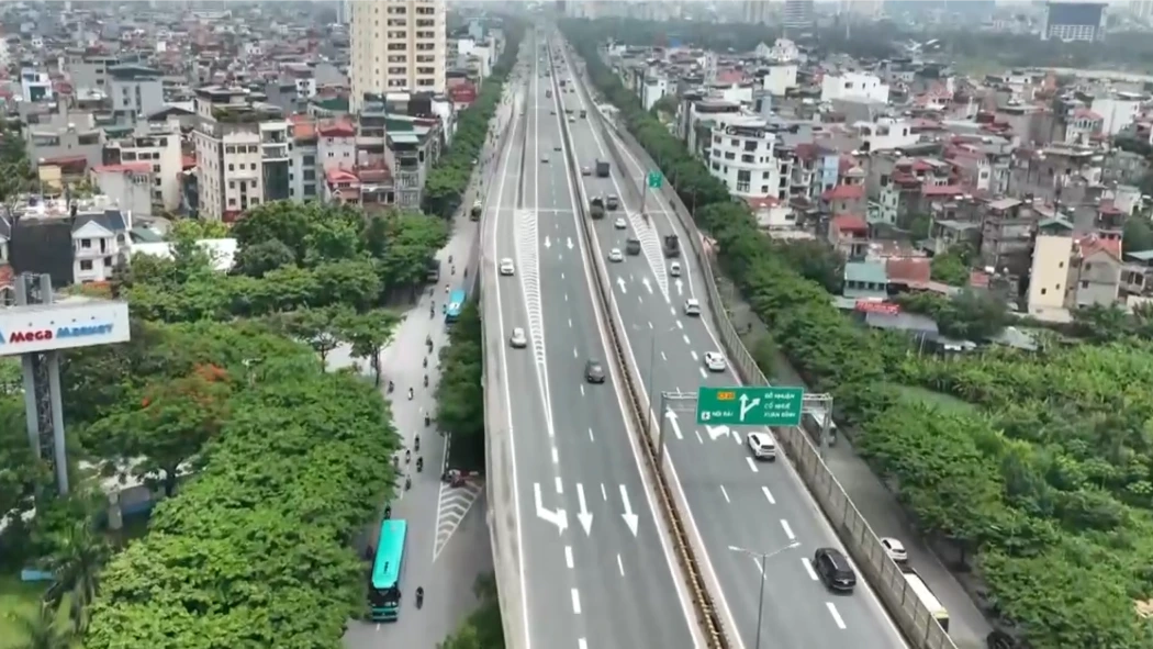 Đường Phạm Văn Đồng - tuyến đường nhiều cây xanh của Thủ đô