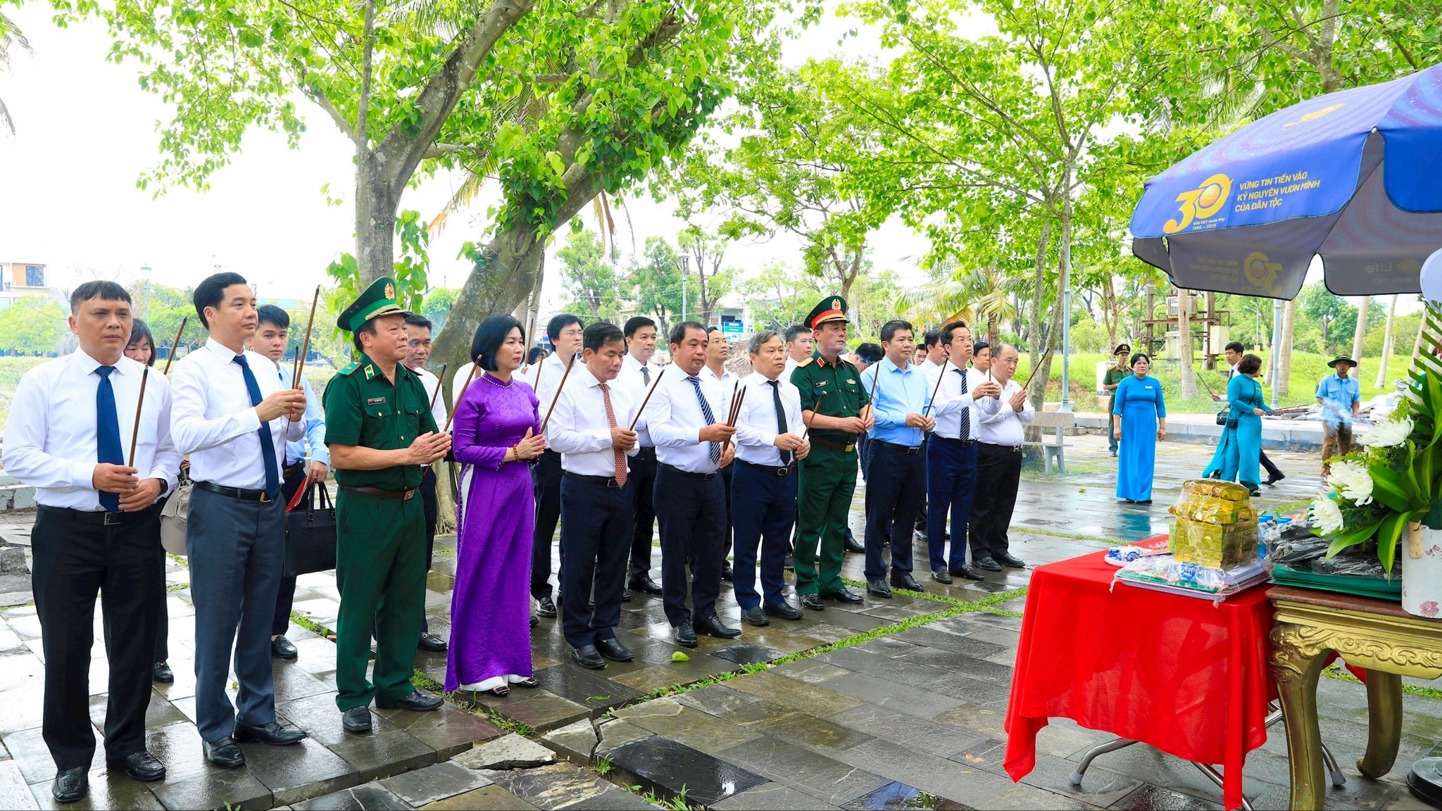 Đoàn đại biểu thành phố Hà Nội dâng hương, tưởng niệm các anh hùng liệt sĩ tại Quảng Trị