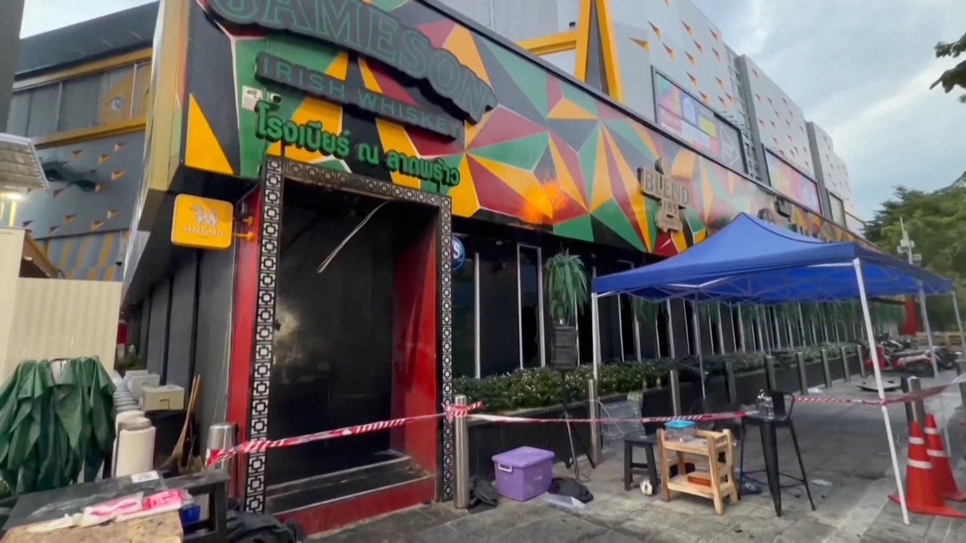 Thủ tướng Thái Lan thăm hiện trường vụ cháy quán bar ở Bangkok 