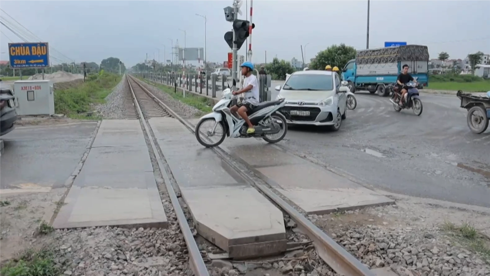Xử phạt hơn 200 vi phạm an toàn giao thông đường sắt