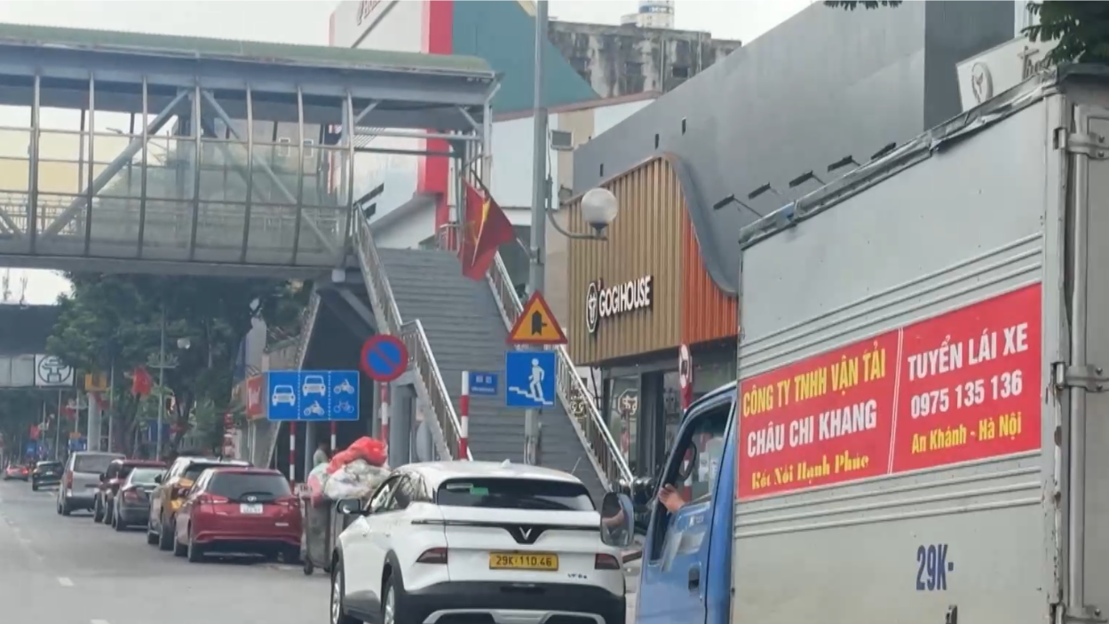 Xe đỗ tràn lan bất chấp biển cấm