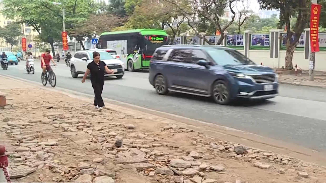 Vỉa hè phố Phùng Hưng phường Hà Đông xuống cấp nghiêm trọng