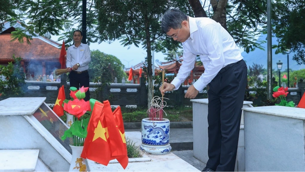 Thủ tướng Lê Minh Hưng dâng hương, dâng hoa tại Nghĩa trang Liệt sĩ quốc gia Vị Xuyên