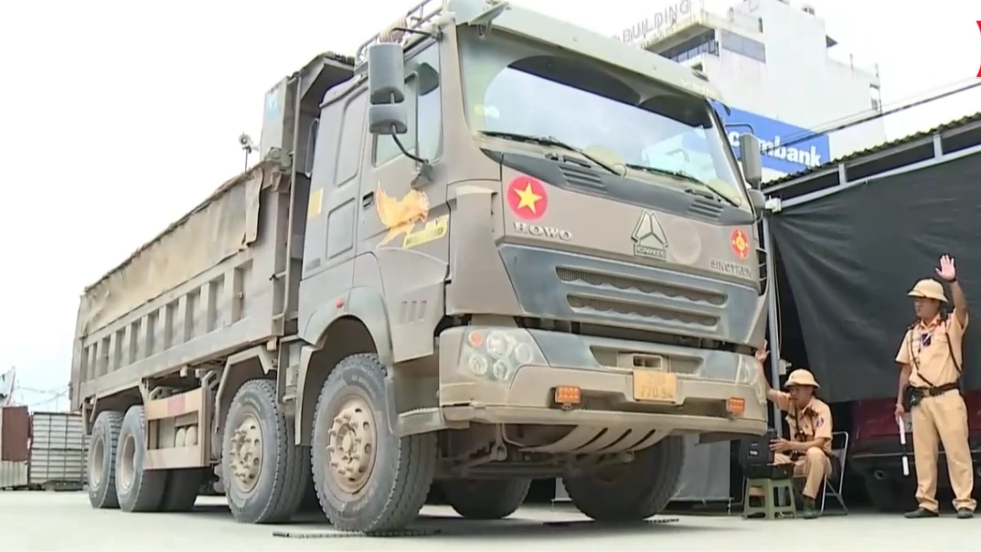 Áp lực giao thông chưa giảm trên đường 427 sau xử lý xe quá tải