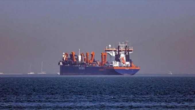 Lượng tàu qua eo biển Hormuz sụt giảm 90% 