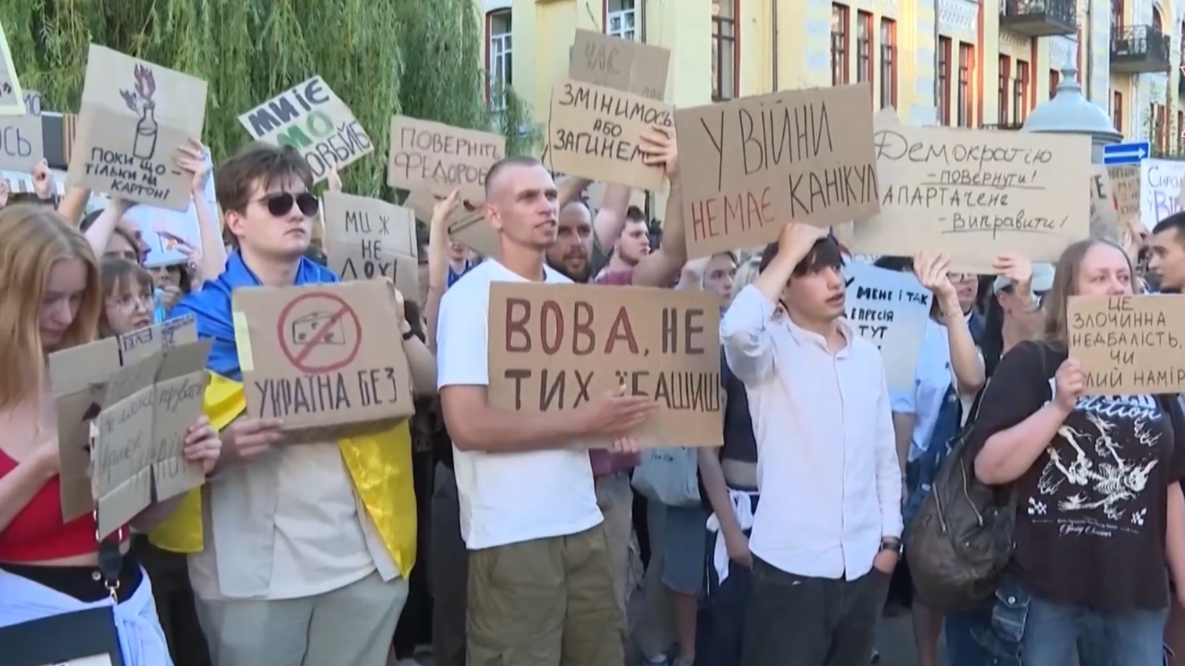 Người dân Ukraine biểu tình yêu cầu thay tổng tư lệnh quân đội