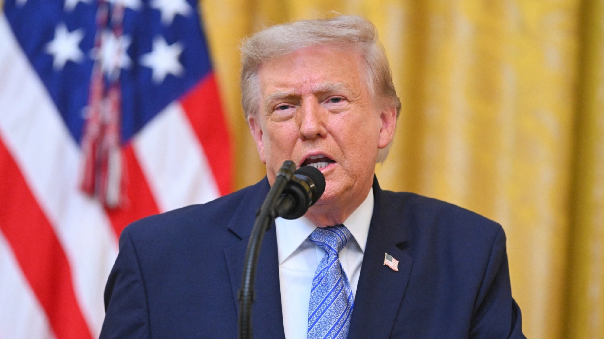 Ông Trump doạ tăng thuế với Canada vì khói cháy rừng