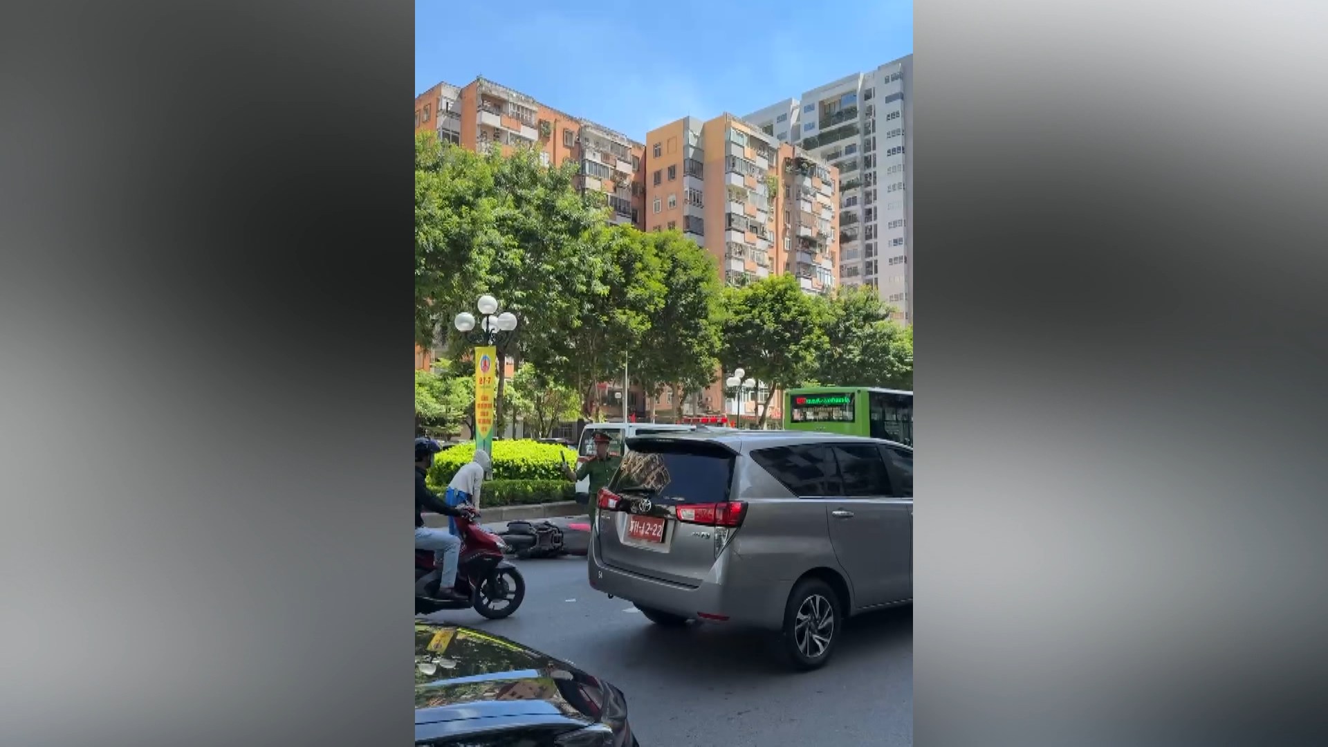 Va chạm với xe buýt BRT, một phụ nữ tử vong