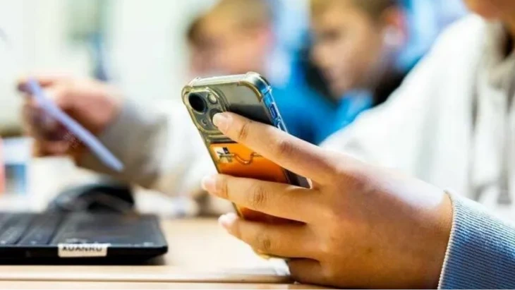 Séc cân nhắc ủng hộ lệnh cấm điện thoại trong trường học