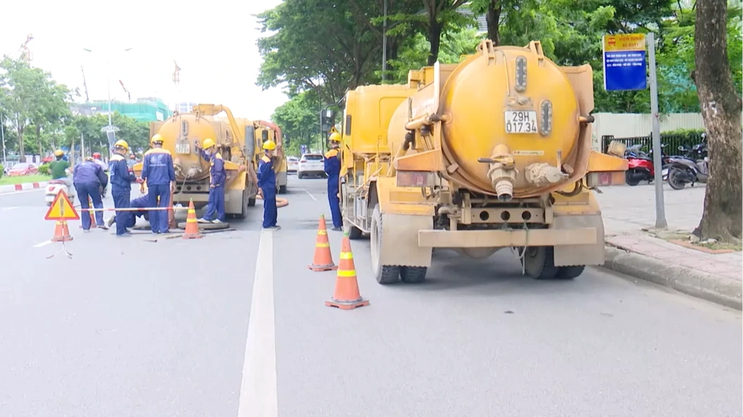 Theo chân những công nhân thoát nước, làm việc dưới cống ngầm