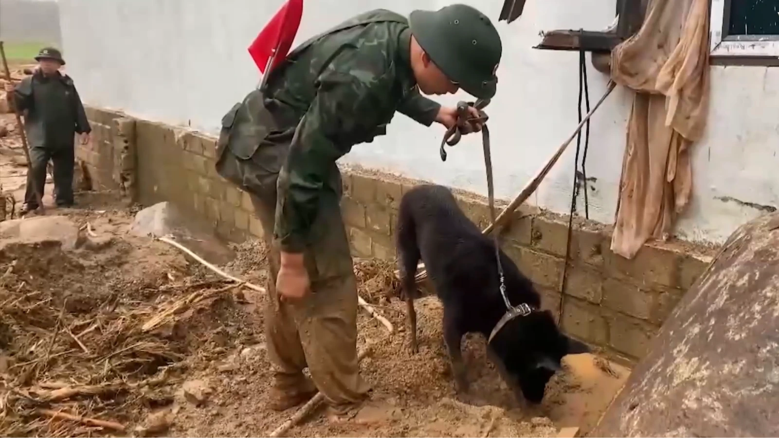 Huy động chó nghiệp vụ tìm kiếm nạn nhân mất tích