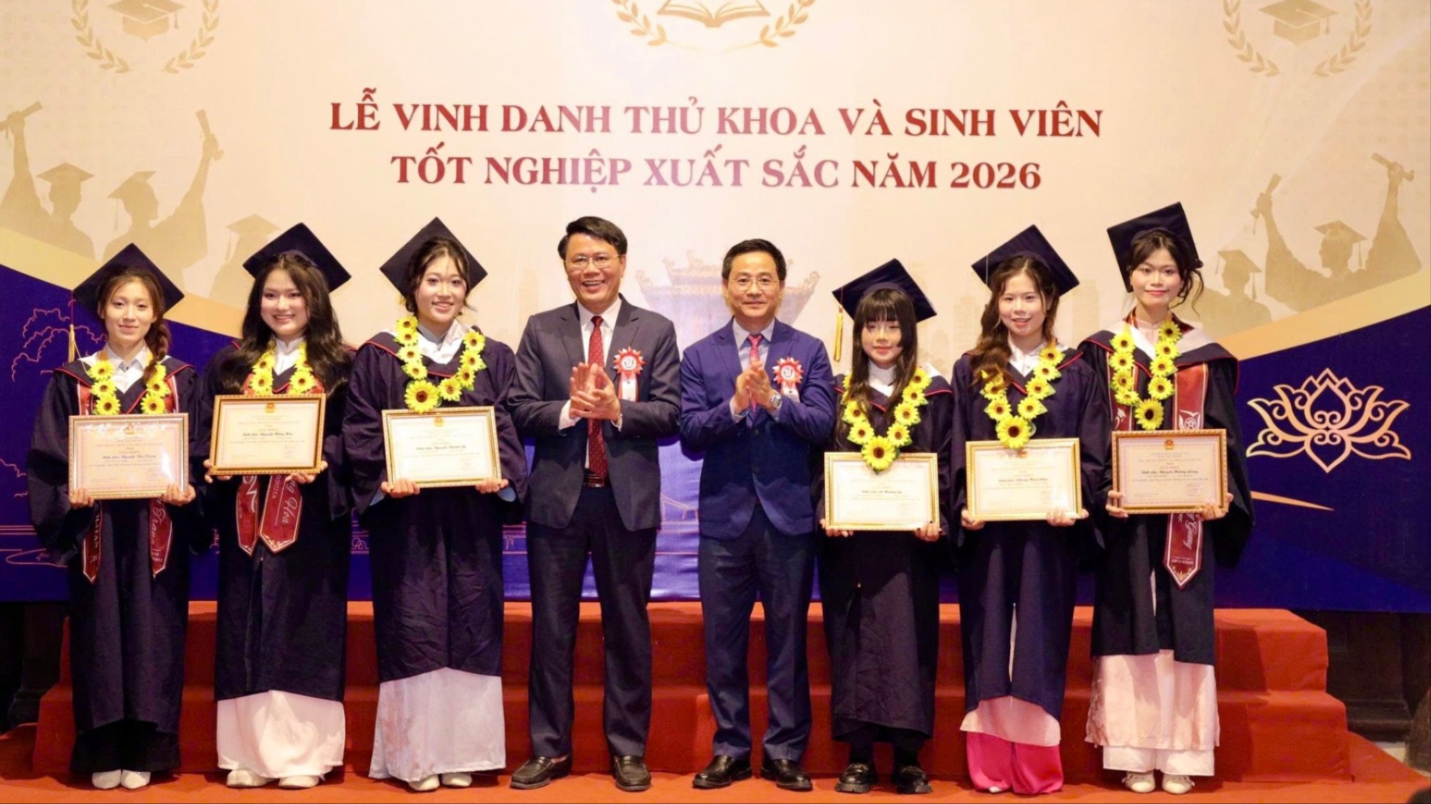 Trường Đại học Thủ đô Hà Nội vinh danh sinh viên xuất sắc