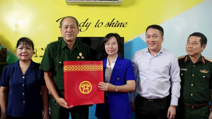 Chủ tịch MTTQ Việt Nam thành phố Hà Nội thăm, tặng quà gia đình người có công