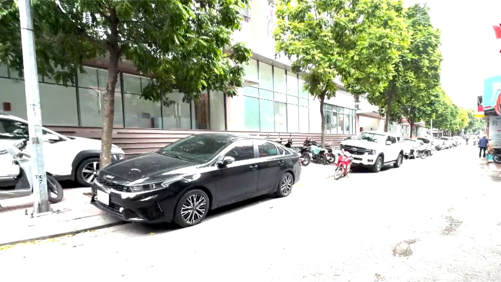 Bất cập dừng đỗ ô tô trước tòa C1 Thành Công