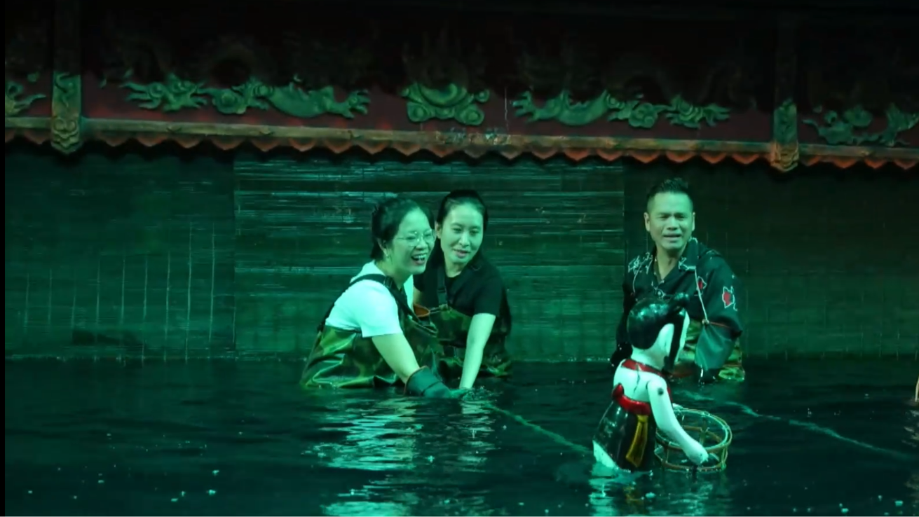 Bí mật sau tấm mành thủy đình