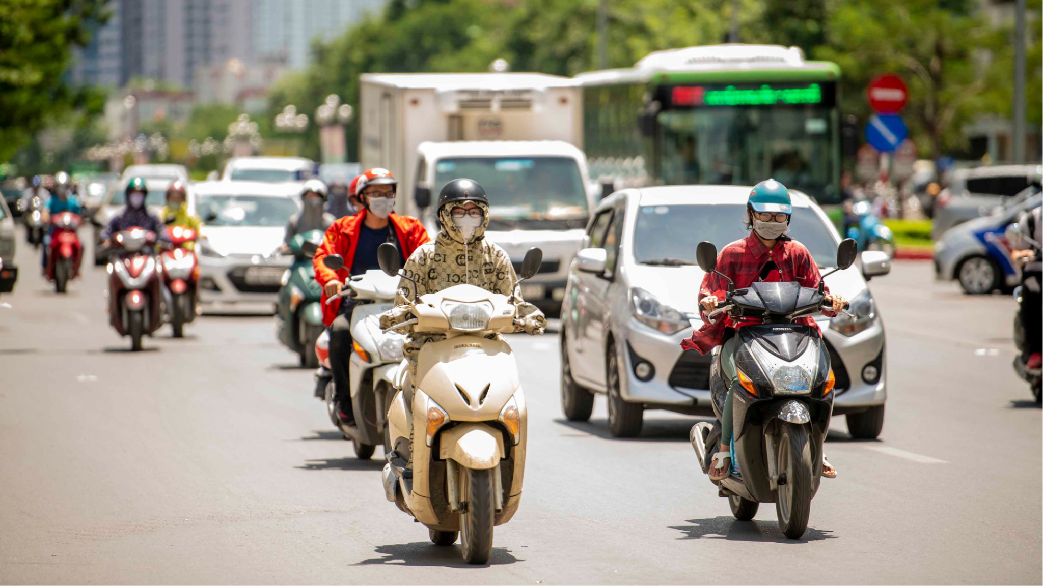 Hà Nội trời oi nóng, đề phòng mưa dông bất chợt