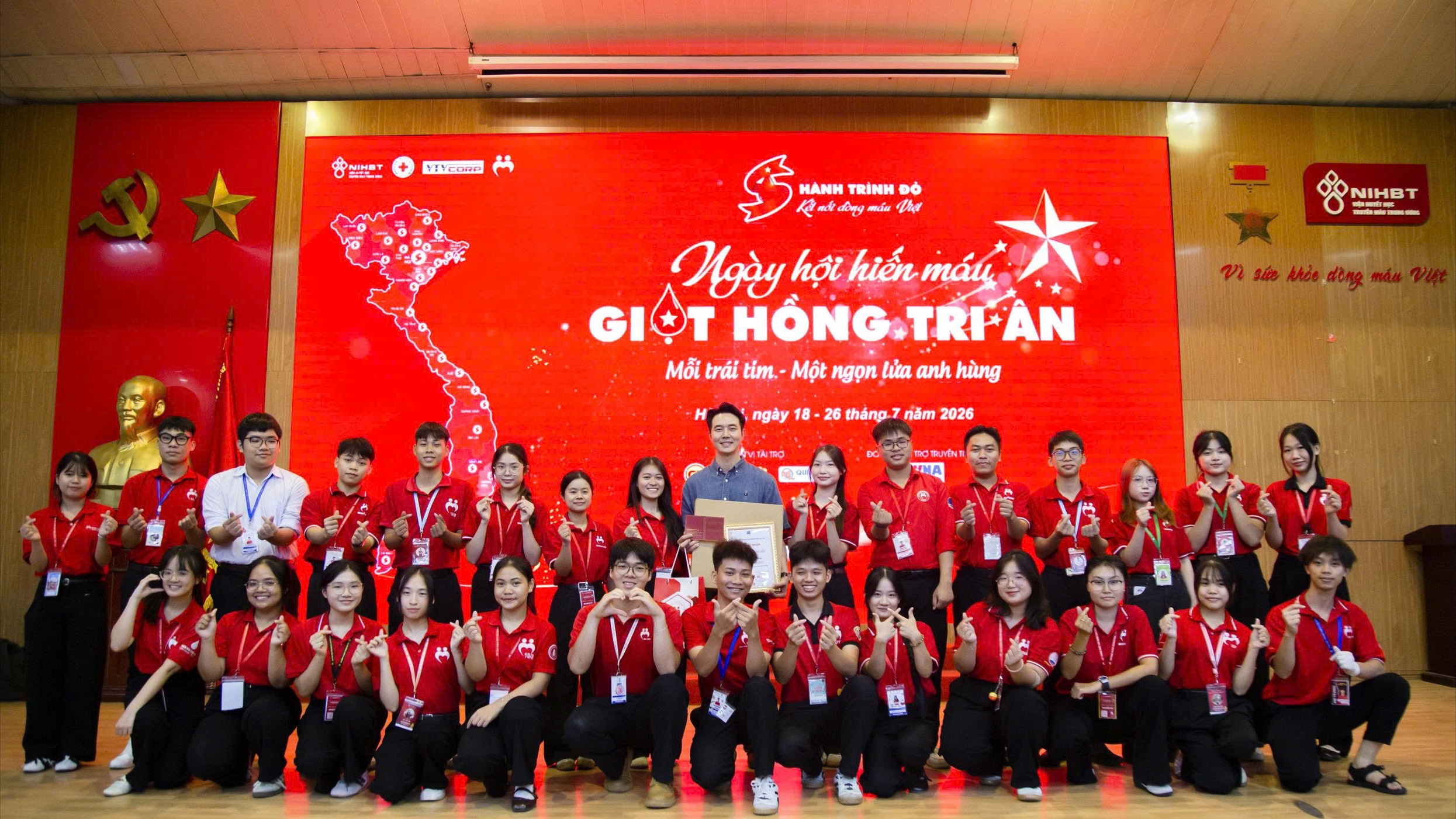 Ngày hội 'Giọt hồng tri ân Mỗi trái tim - Một ngọn lửa anh hùng'