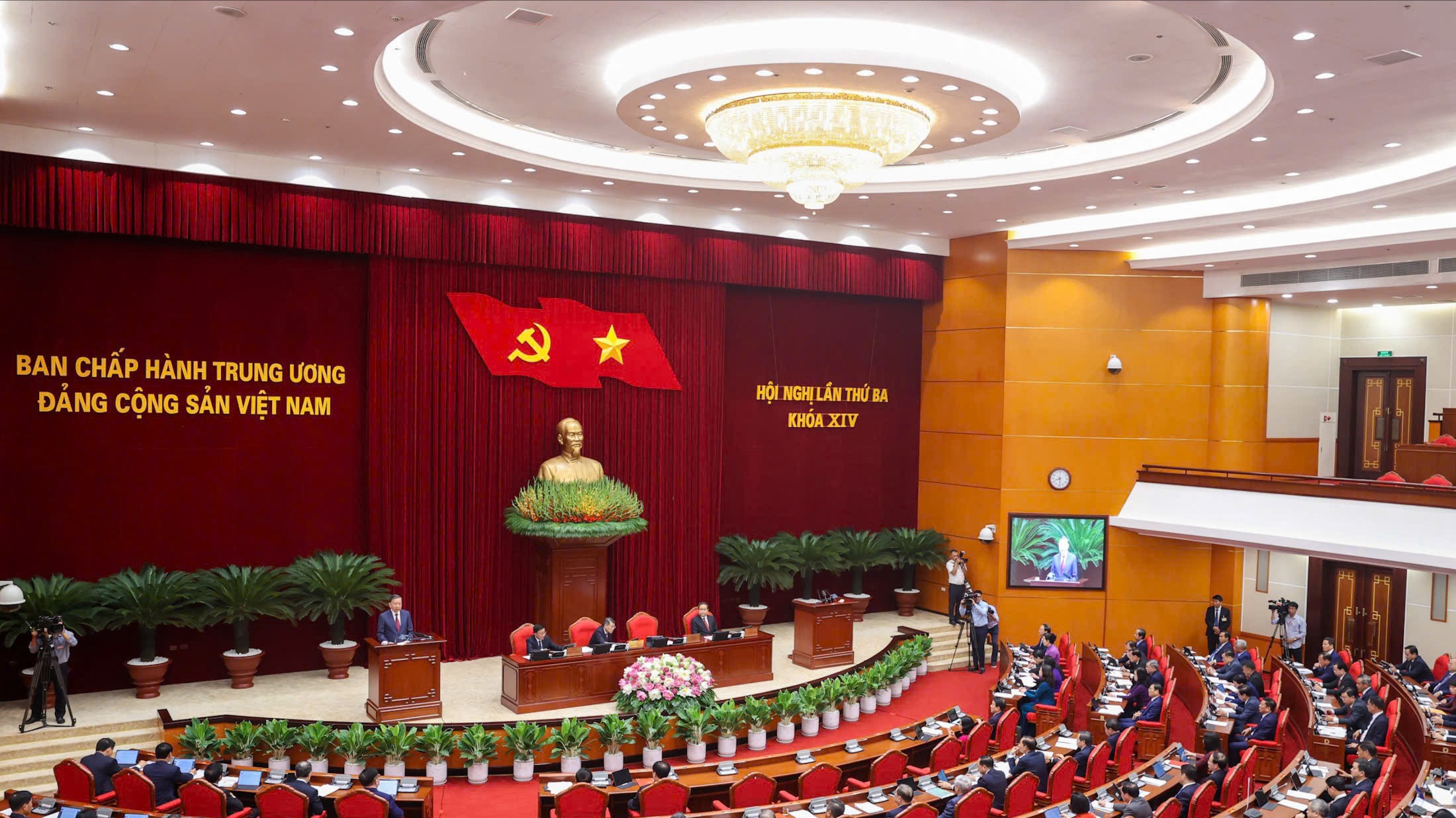 Ngày làm việc thứ hai Hội nghị Trung ương ba khóa XIV