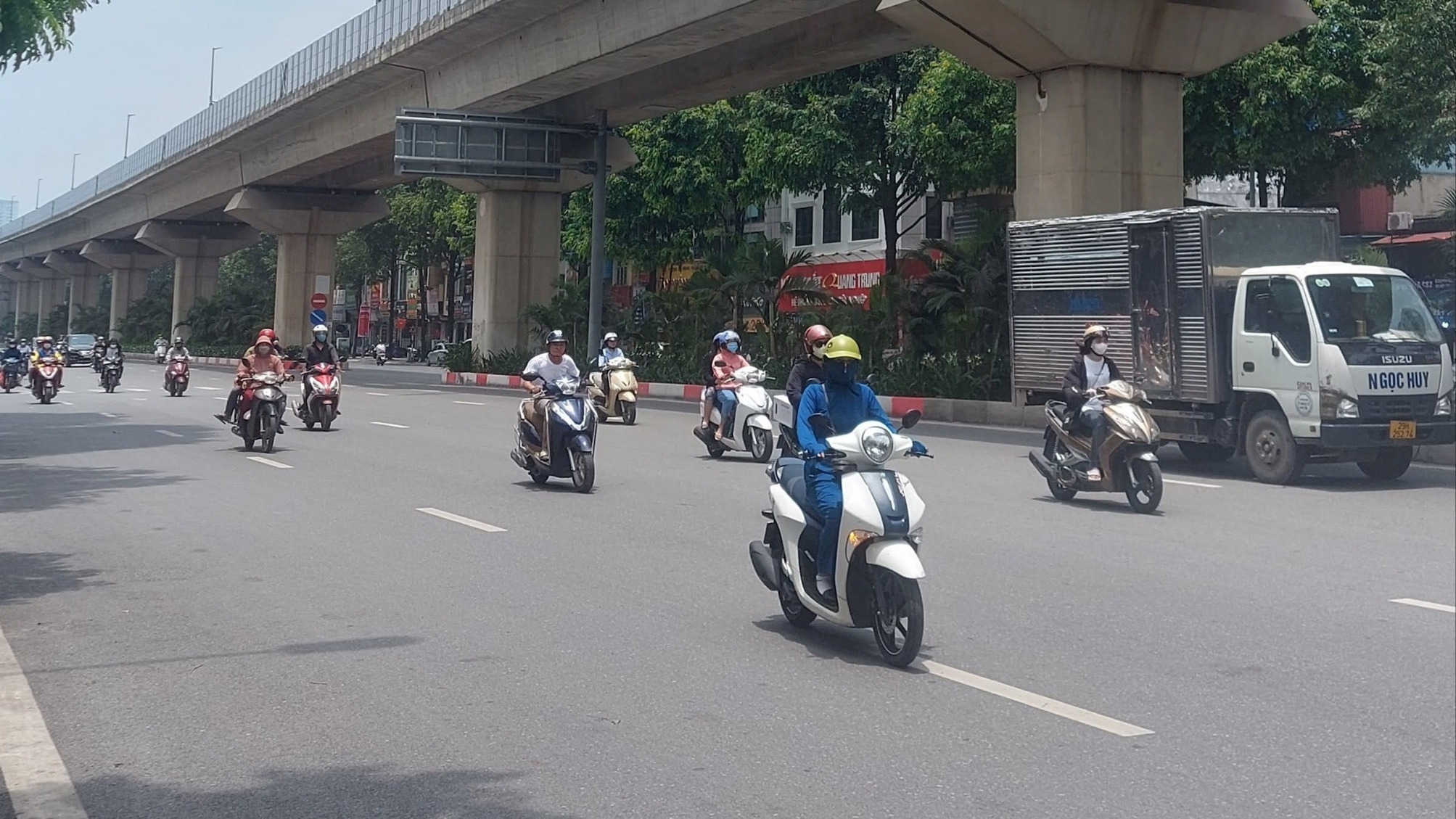 Hà Nội ngày nắng, chiều tối đề phòng mưa dông