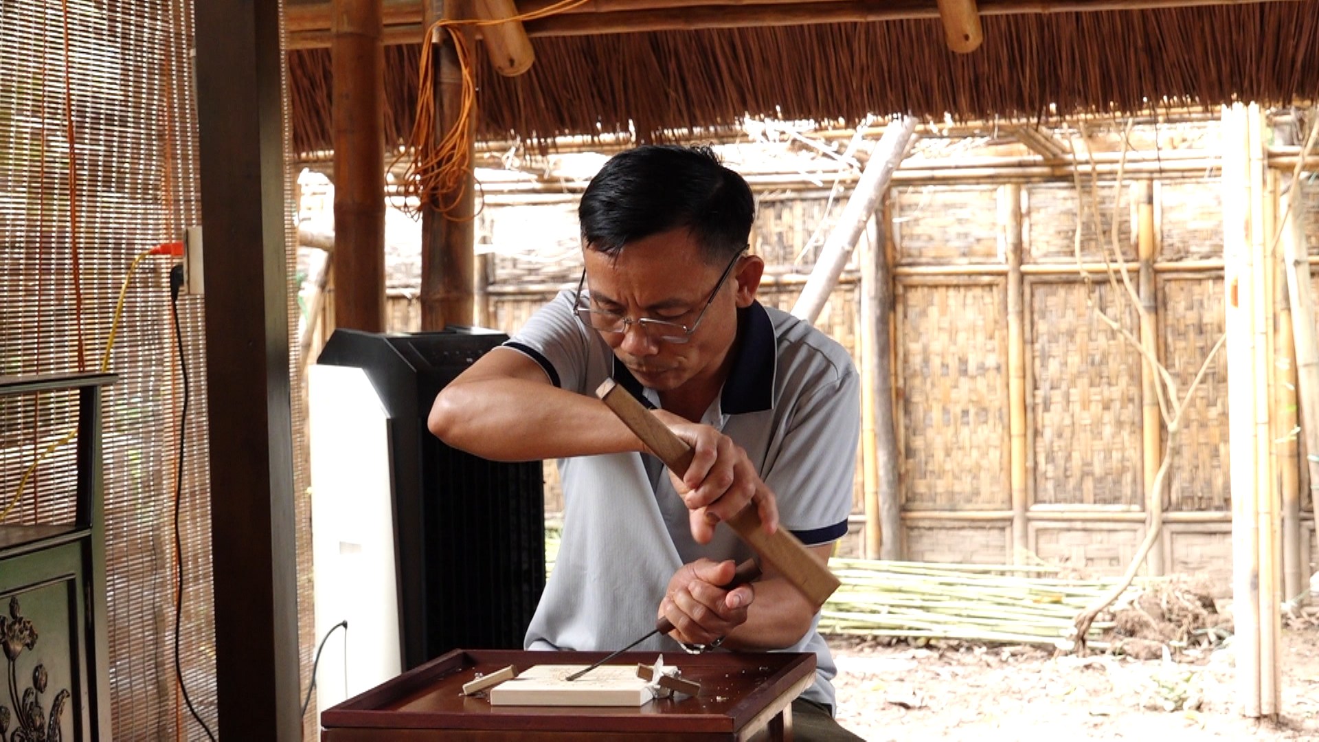 Trải nghiệm khắc gỗ truyền thống tại 'Đưa nghề ra phố'