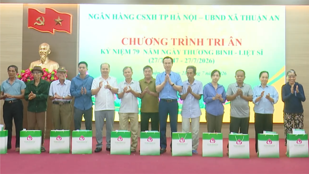 Trao tặng 60 suất quà tri ân người có công với cách mạng
