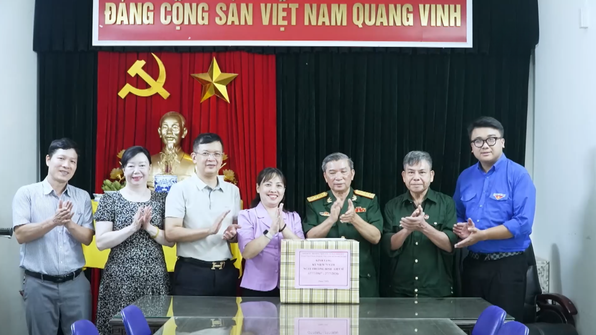 Phường Ngọc Hà thăm, tặng quà doanh nghiệp có nhiều lao động là thương binh