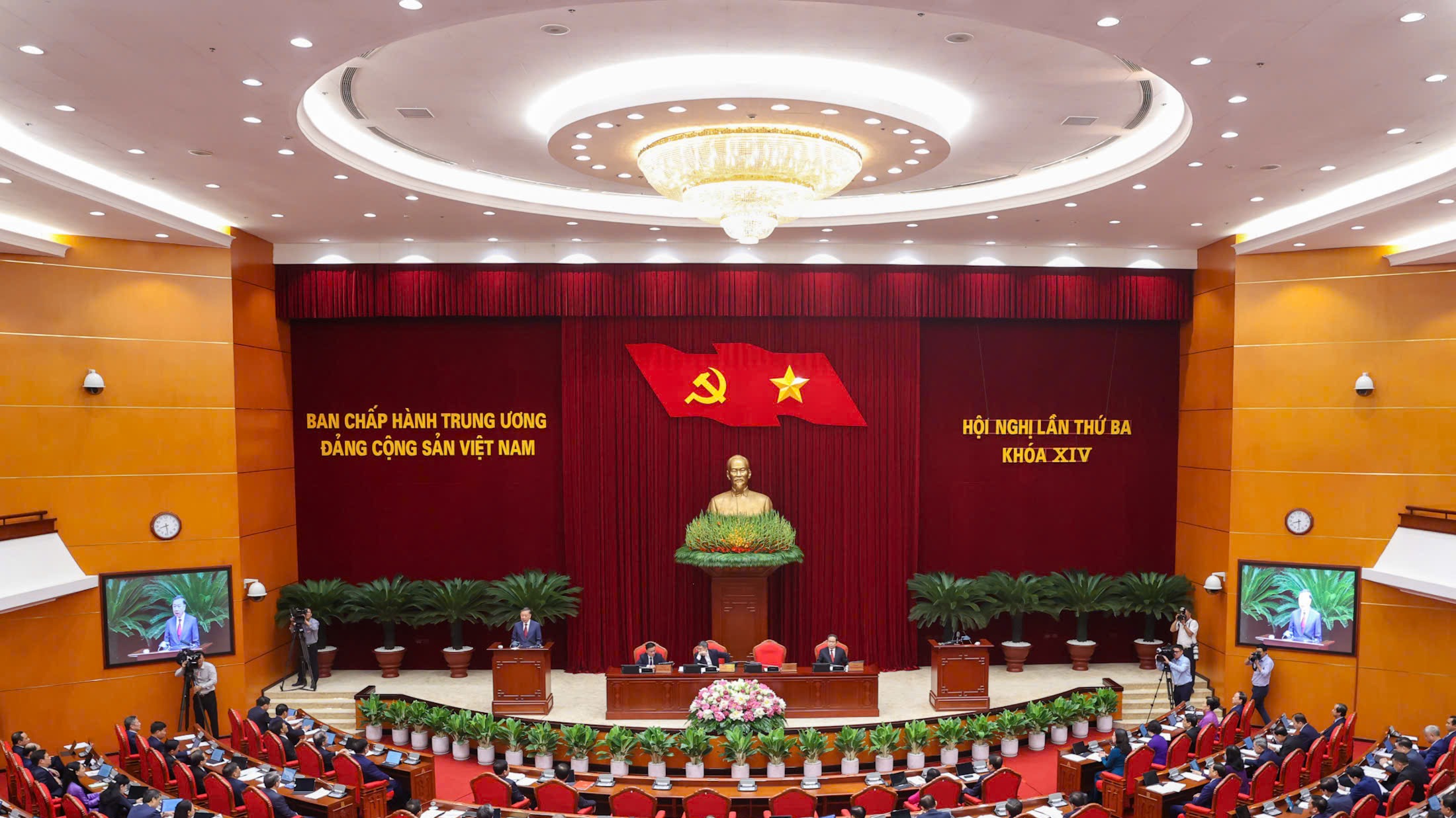 Ngày làm việc thứ tư Hội nghị Trung ương ba khóa XIV