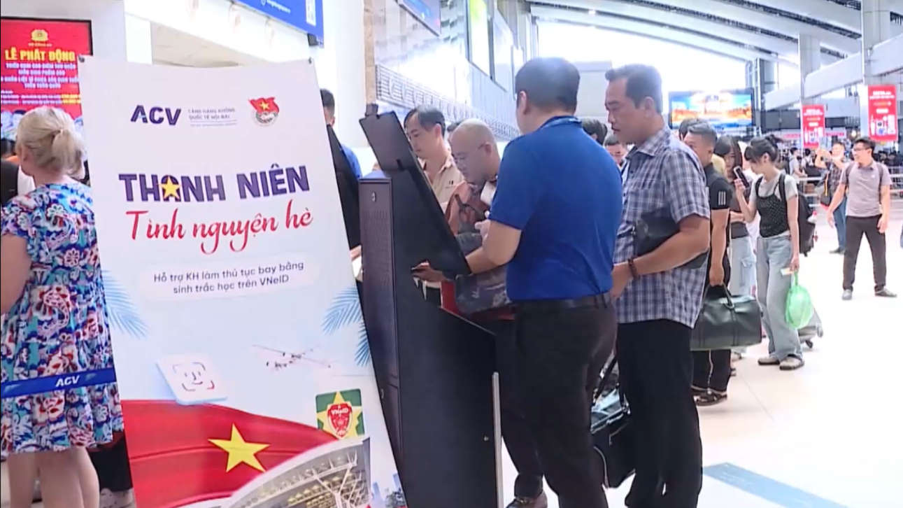 Khách tự làm thủ tục cho chuyến bay quốc tế ở Nội Bài