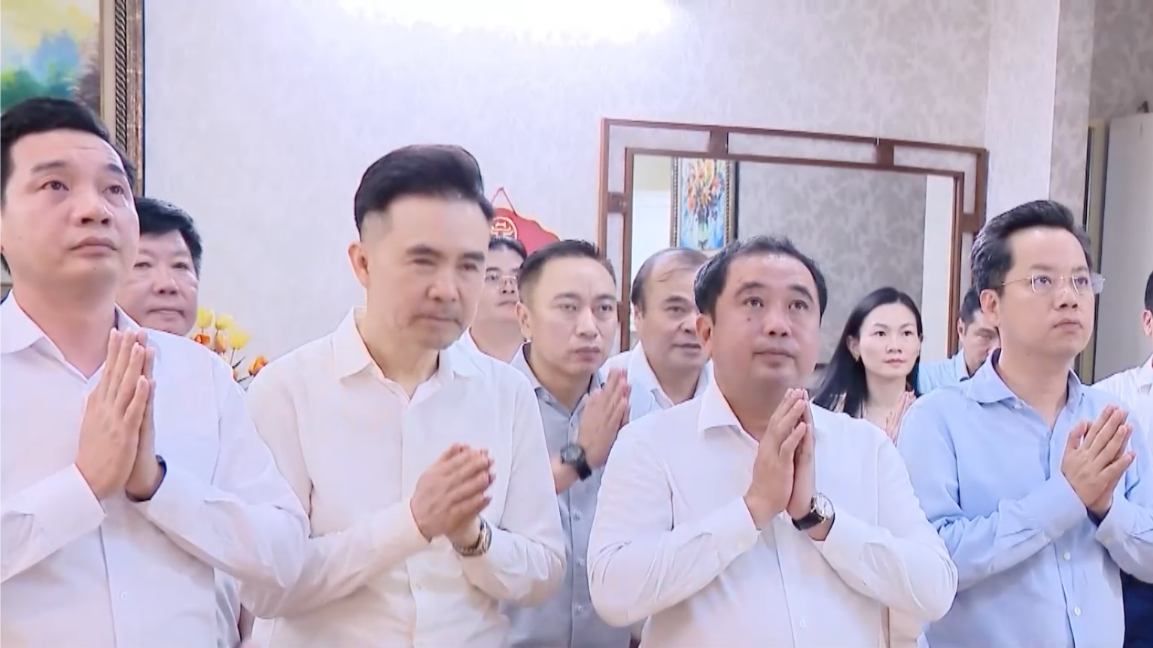 Bí thư Thành ủy Hà Nội Trần Đức Thắng dâng hương tưởng nhớ cố Chủ tịch Quốc hội Lê Quang Đạo