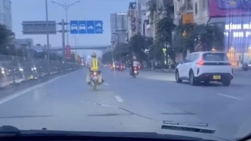 CSGT Hà Nội mở đường đưa bệnh nhi cấp cứu kịp thời