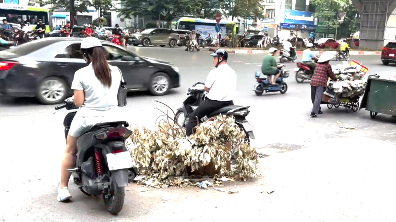 Hố sụt giữa đường, bao giờ được khắc phục?