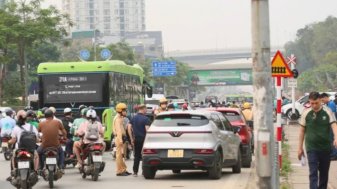 Kiên quyết chấn chỉnh xe dừng đỗ gây ùn tắc giao thông