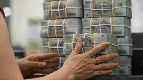 Người dân gửi tiền vào ngân hàng cao kỷ lục