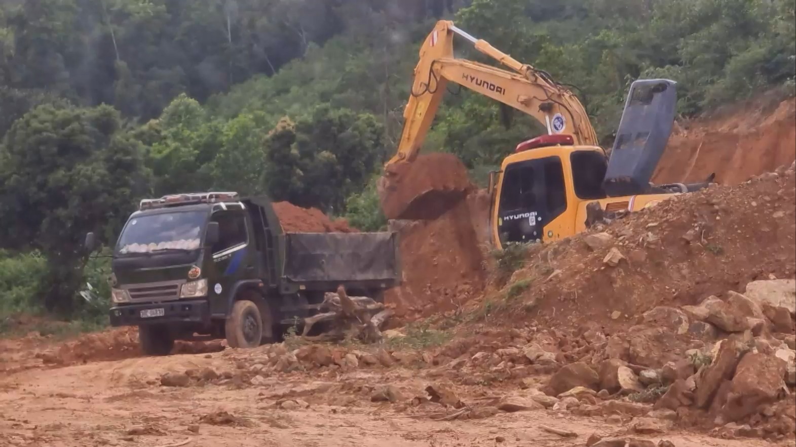 Cần chấm dứt khai thác đất trái phép tại xã Trung Giã | Hộp thư truyền hình | 29/07/2026