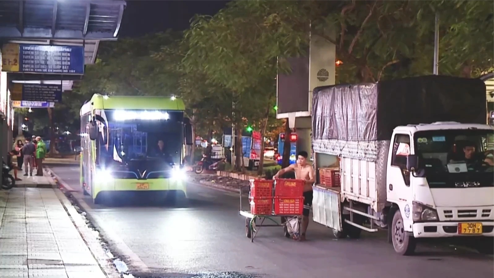 Phường Ba Đình lập lại trật tự ATGT trước cổng chợ Long Biên