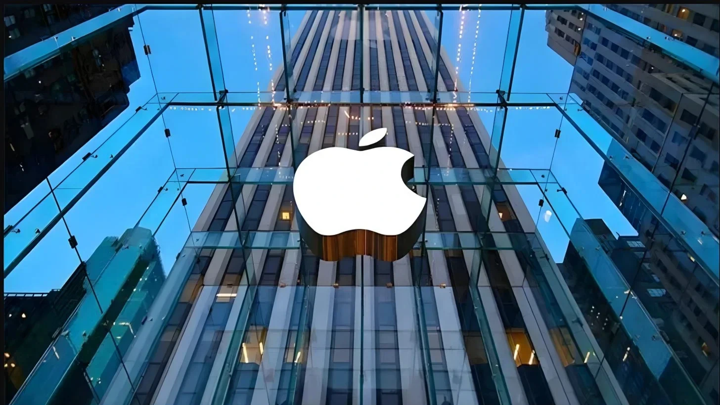 Apple lần đầu tiên đạt mốc vốn hóa 5.000 tỷ USD