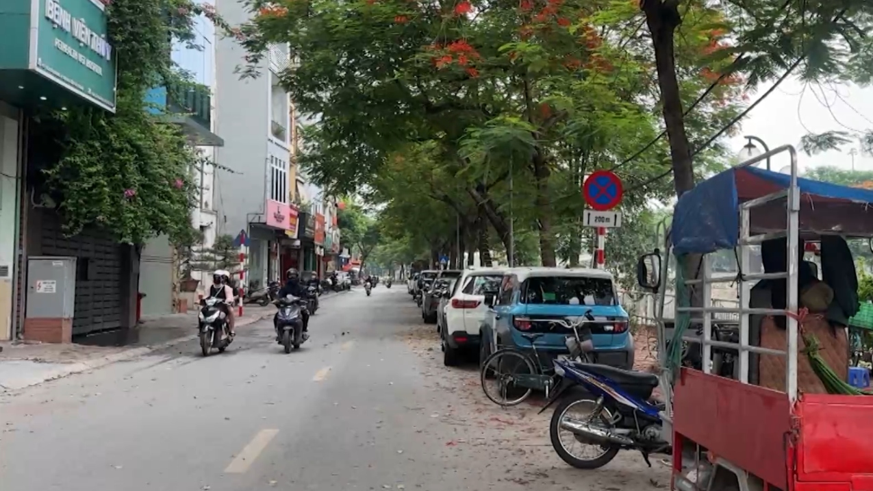 Đỗ xe ngay dưới chân biển cấm trên phố Nguyễn Khang