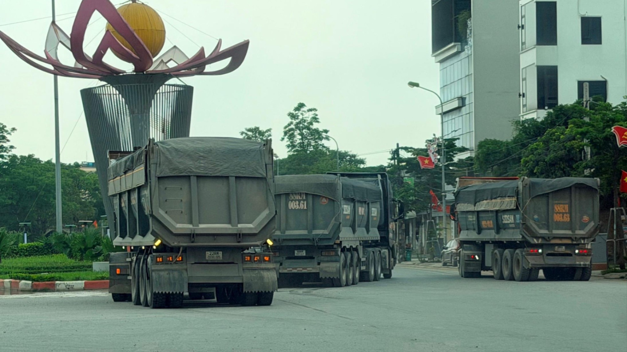Xe quá tải cày nát đường Lê Hữu Tựu