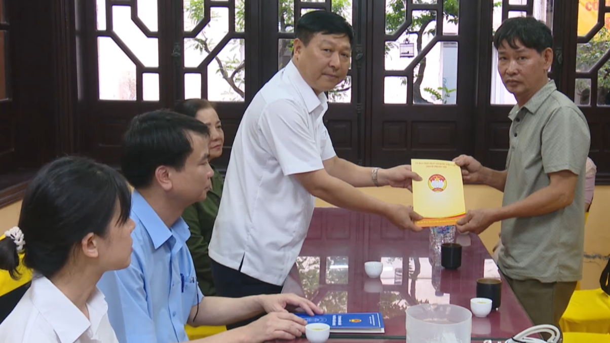 Mặt trận Thành phố thăm, hỗ trợ các nạn nhân trong vụ hoả hoạn
