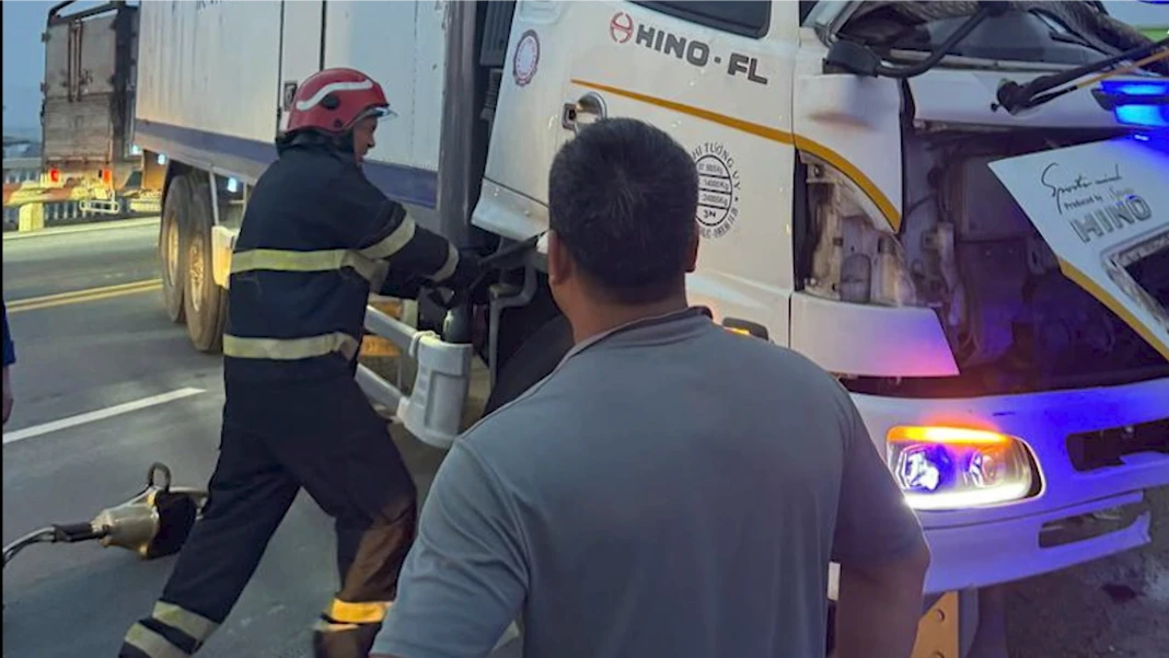 Cảnh sát giải cứu lái xe mắc kẹt sau tai nạn giao thông