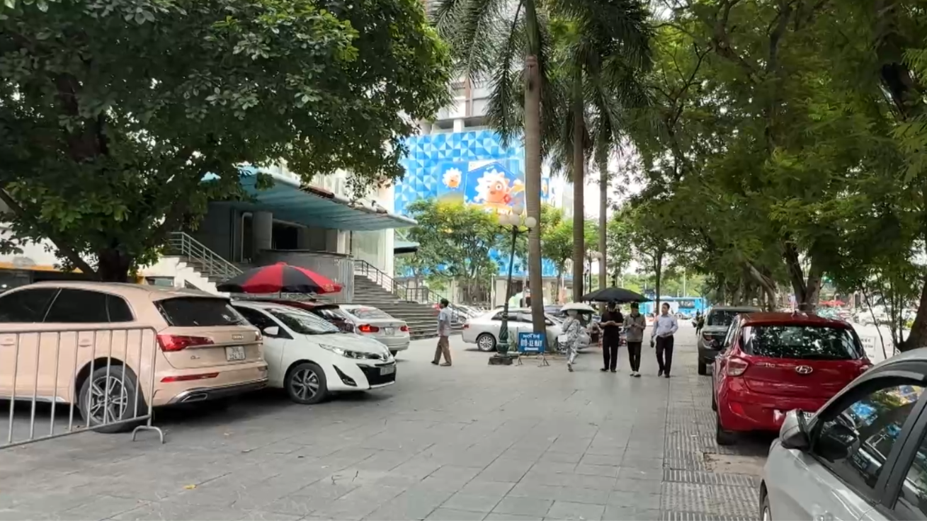 Đỗ xe tràn lan trên phố Hoàng Đạo Thúy