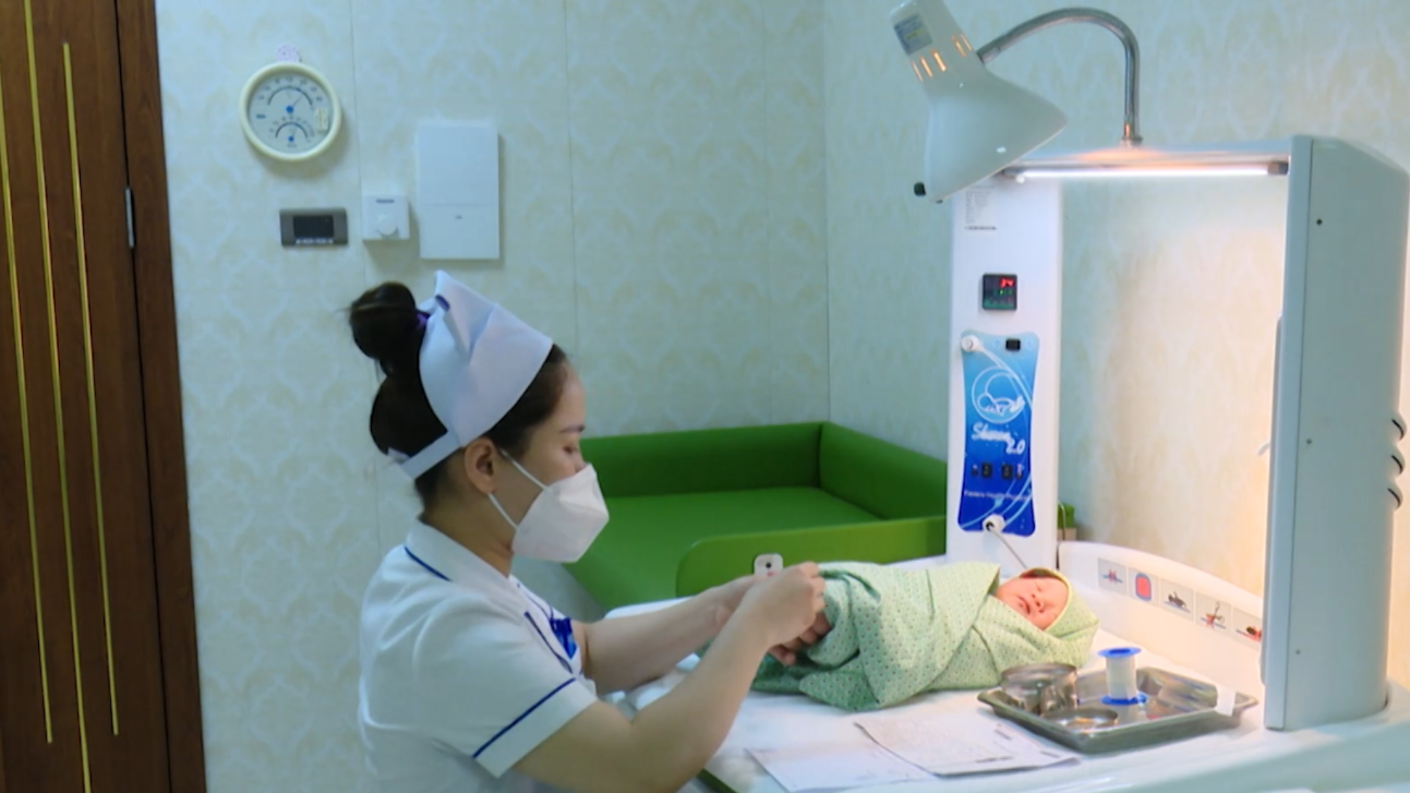 Bộ Y tế khuyến khích sinh đủ 2 con trước 35 tuổi