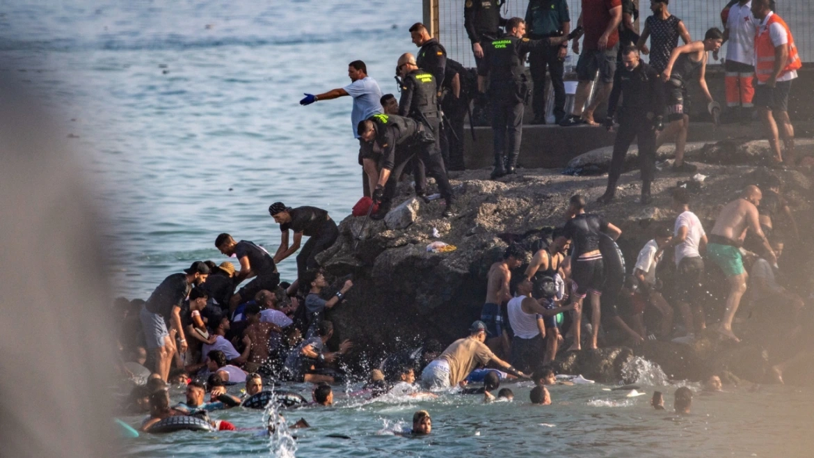 Italy đề xuất đình chỉ cơ chế Schengen với Tây Ban Nha