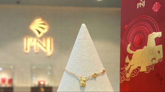PNJ lỗ kỷ lục, cổ phiếu tiếp tục giảm mạnh