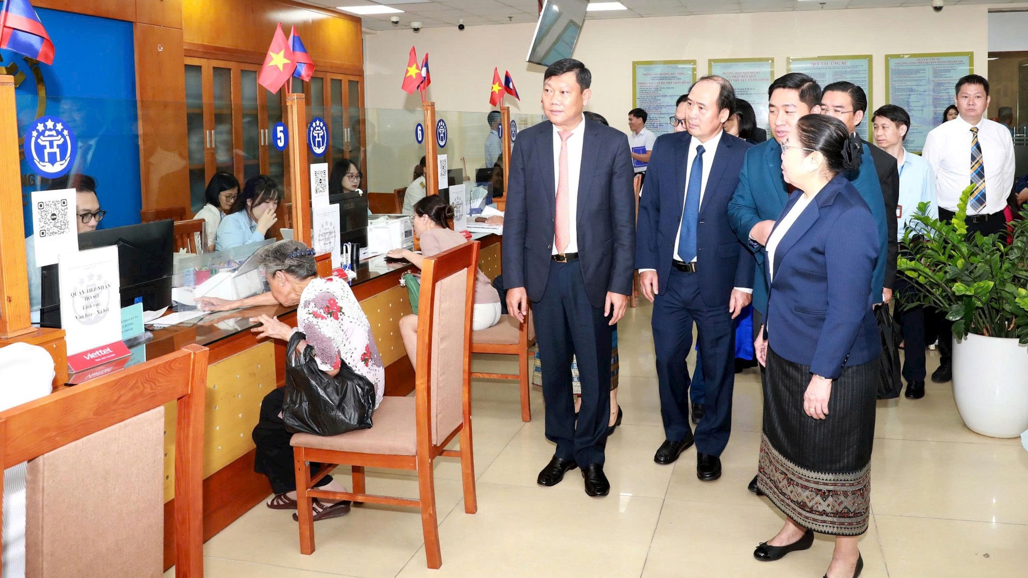Hà Nội trao đổi kinh nghiệm chính quyền địa phương hai cấp với Lào