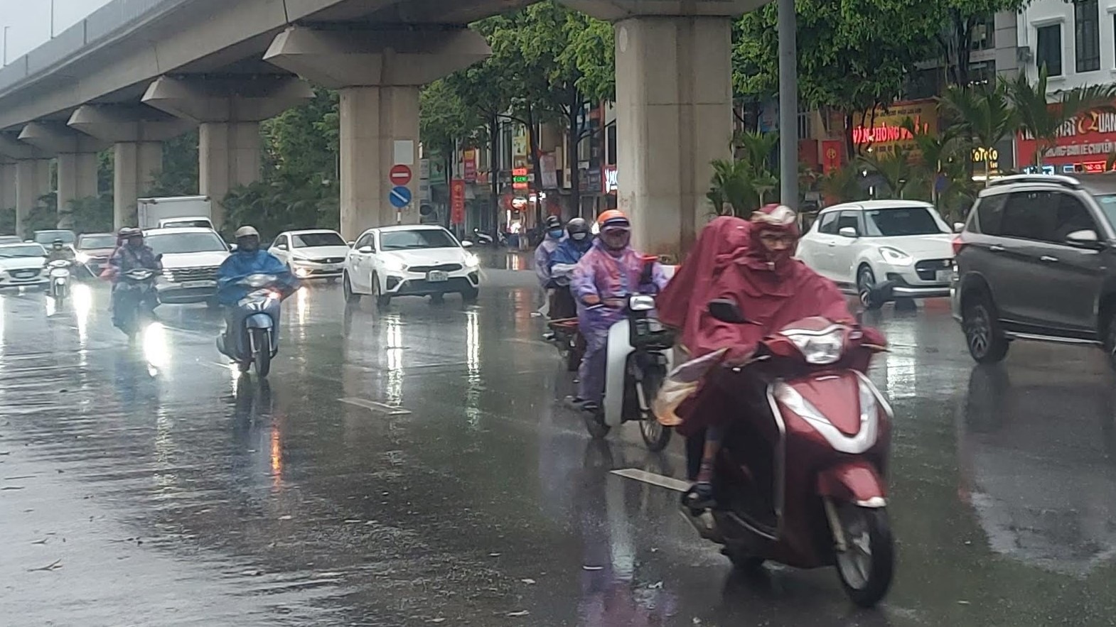 Hà Nội xuất hiện nắng nóng, mưa lớn trên diện rộng