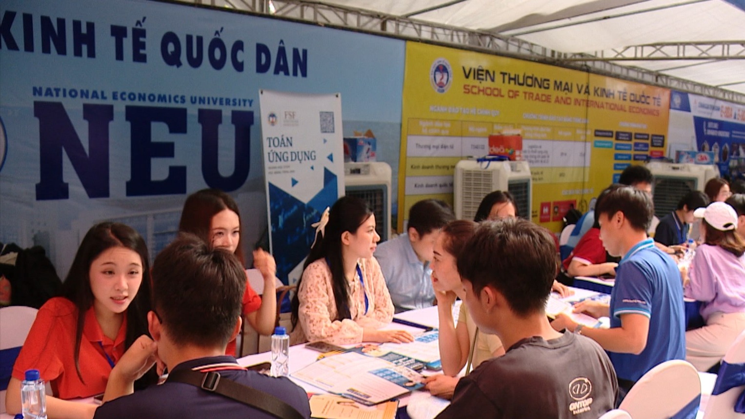 Hàng nghìn thí sinh được tư vấn lựa chọn nguyện vọng tuyển sinh