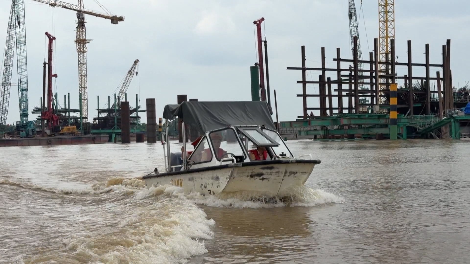 Kiểm tra an toàn tại các công trình cầu vượt sông
