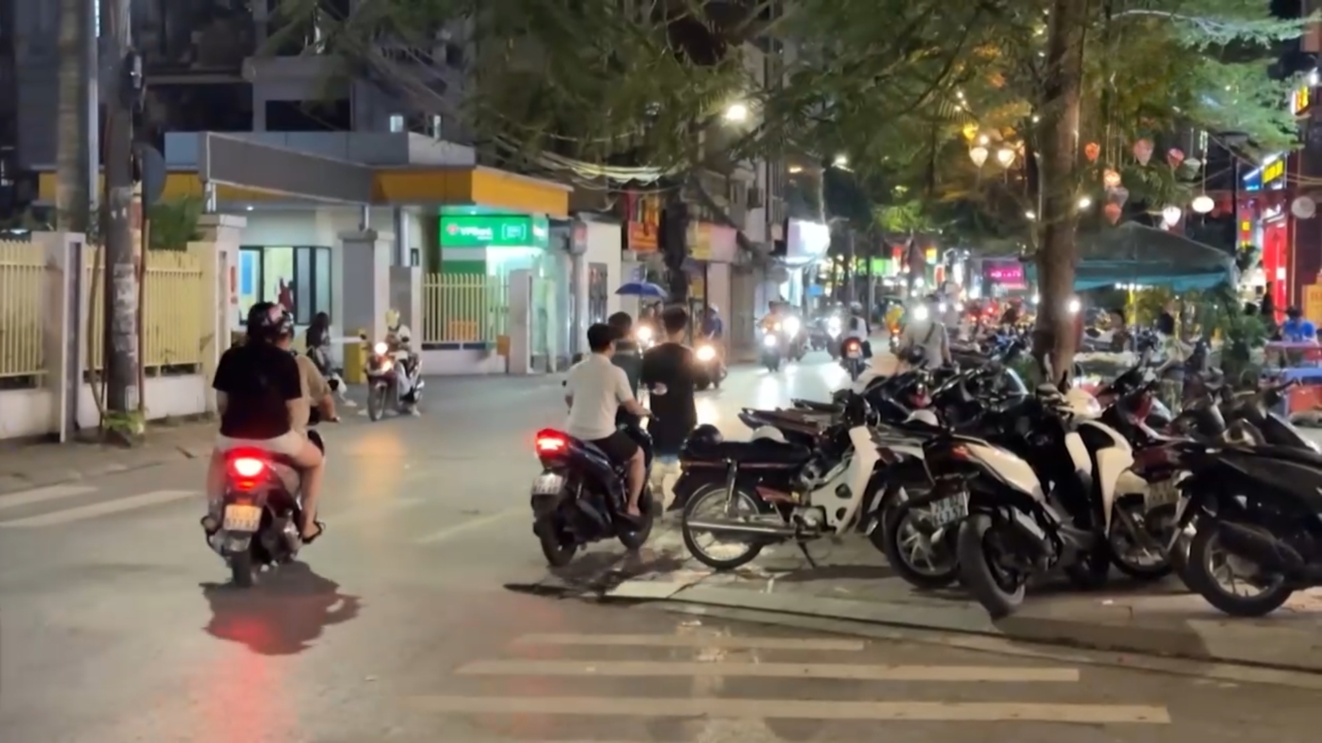 Tràn lan vi phạm trật tự đô thị trên phố Triều Khúc